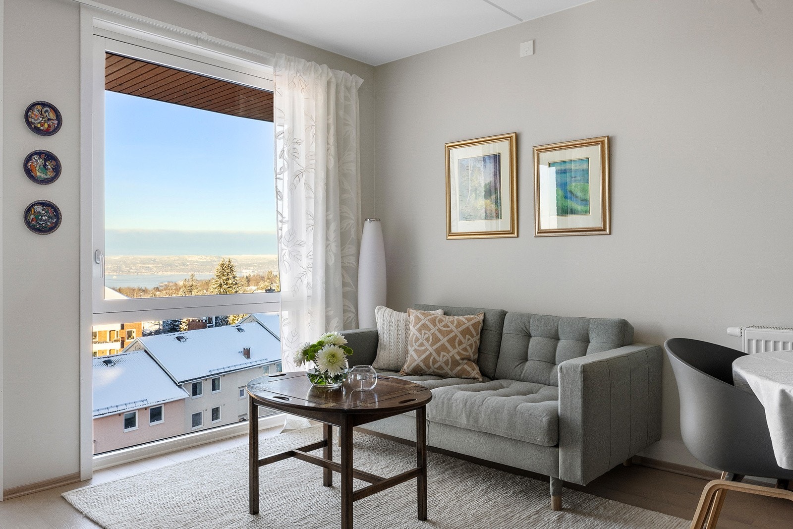 Det er montert utvendig elektrisk screen/solavskjerming på stue- og soveromsvindu. Galleribilde