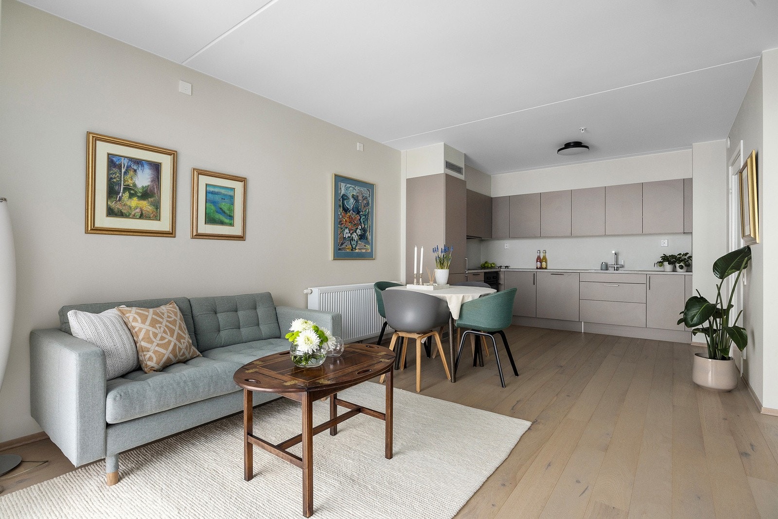 Lys stue med åpen kjøkkenløsning. Galleribilde