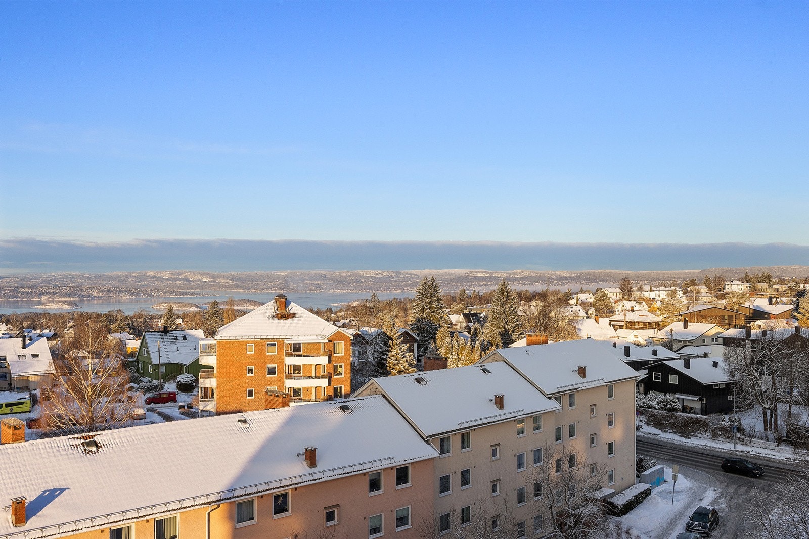 Flott utsikt over området og fjorden. Galleribilde
