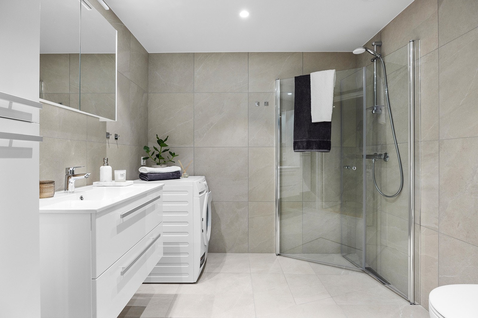 Stilrent, helfliset bad med dusjhjørne og plass til vaskemaskin. Galleribilde