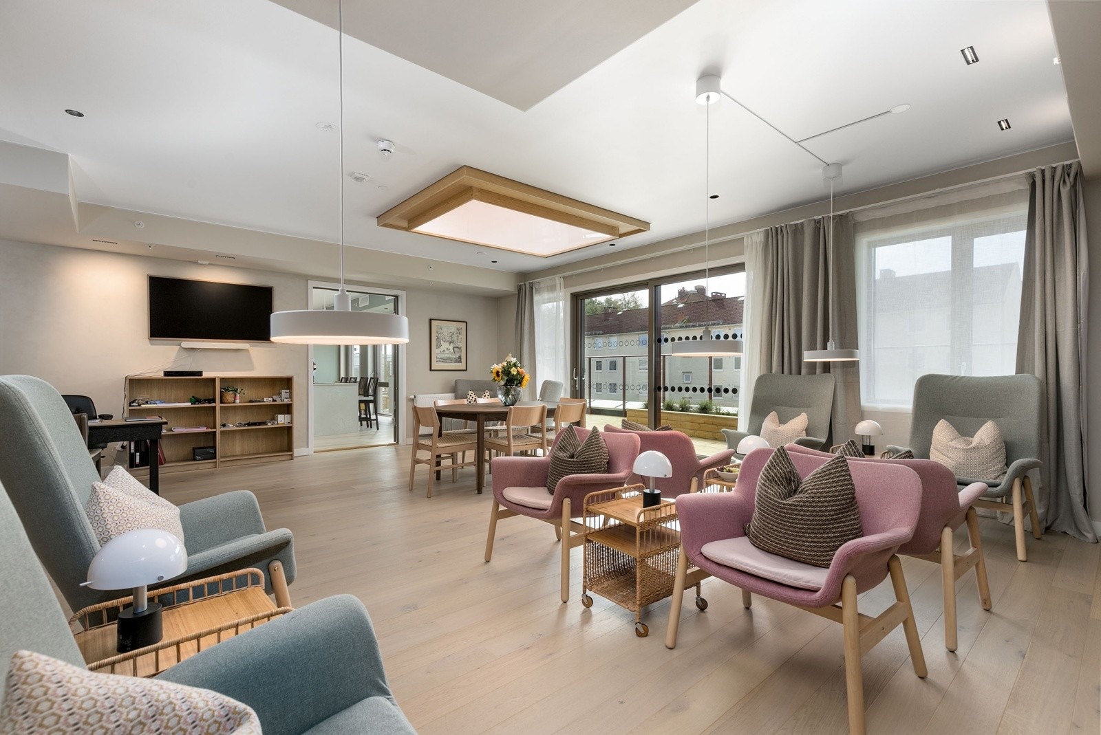 Innendørs felleslokalene består av en romslig storstue med kjøkkenfasiliteter, to toaletter, et koselig lite bibliotek samt et gjesterom. Galleribilde