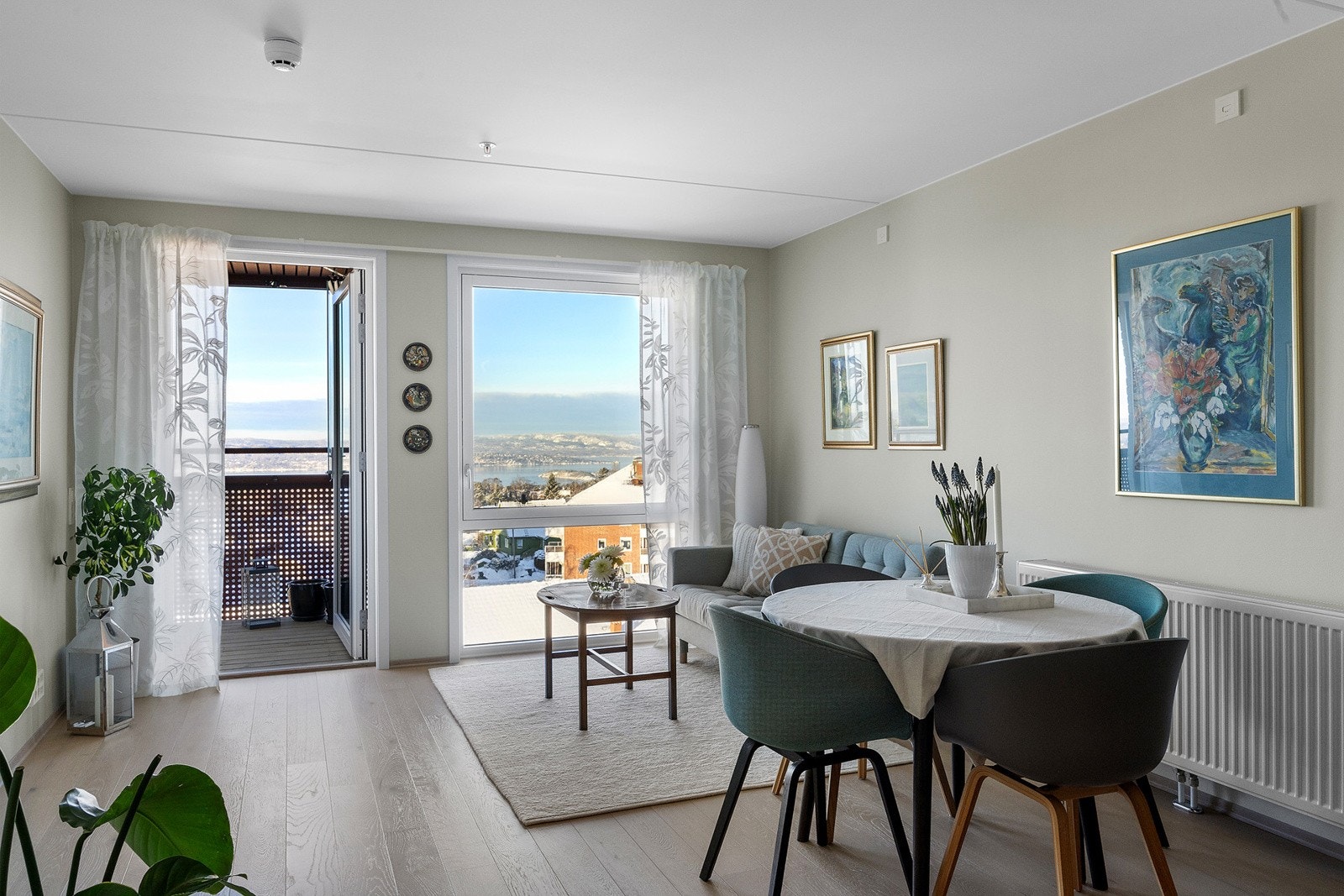 Lys stue med flott utsikt og direkte adkomst til innglasset balkong. Galleribilde