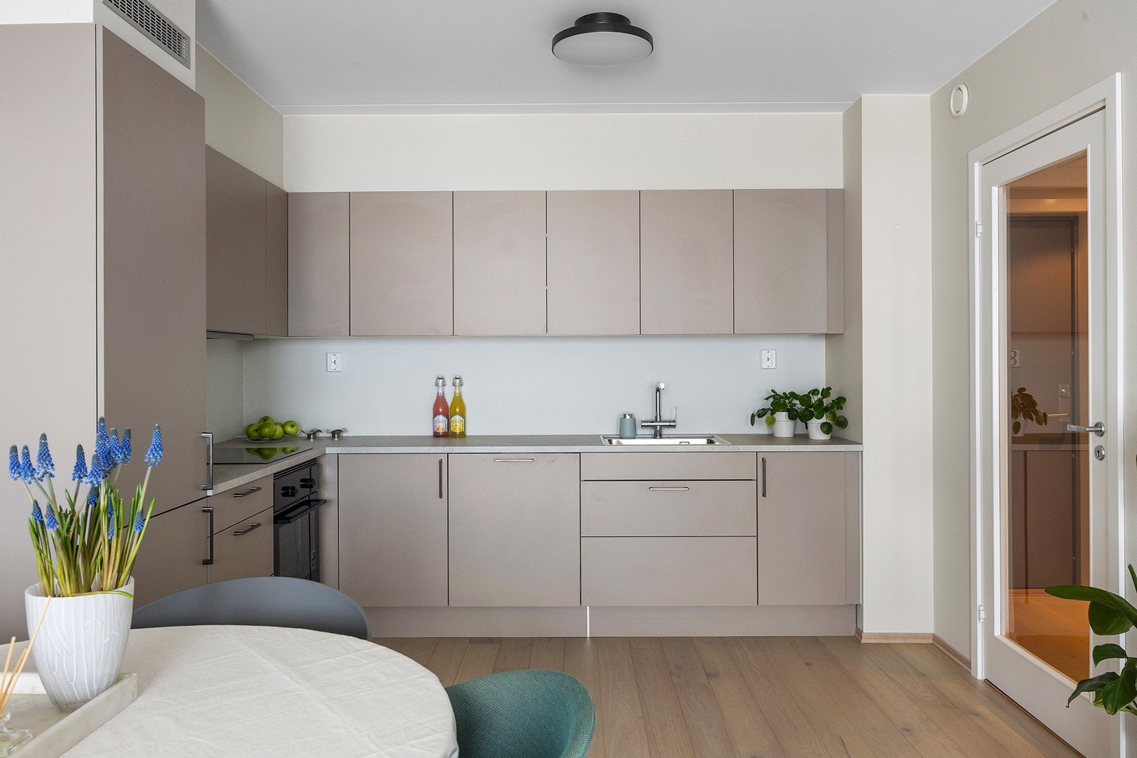 Moderne og praktisk kjøkken med integrerte hvitevarer. Galleribilde