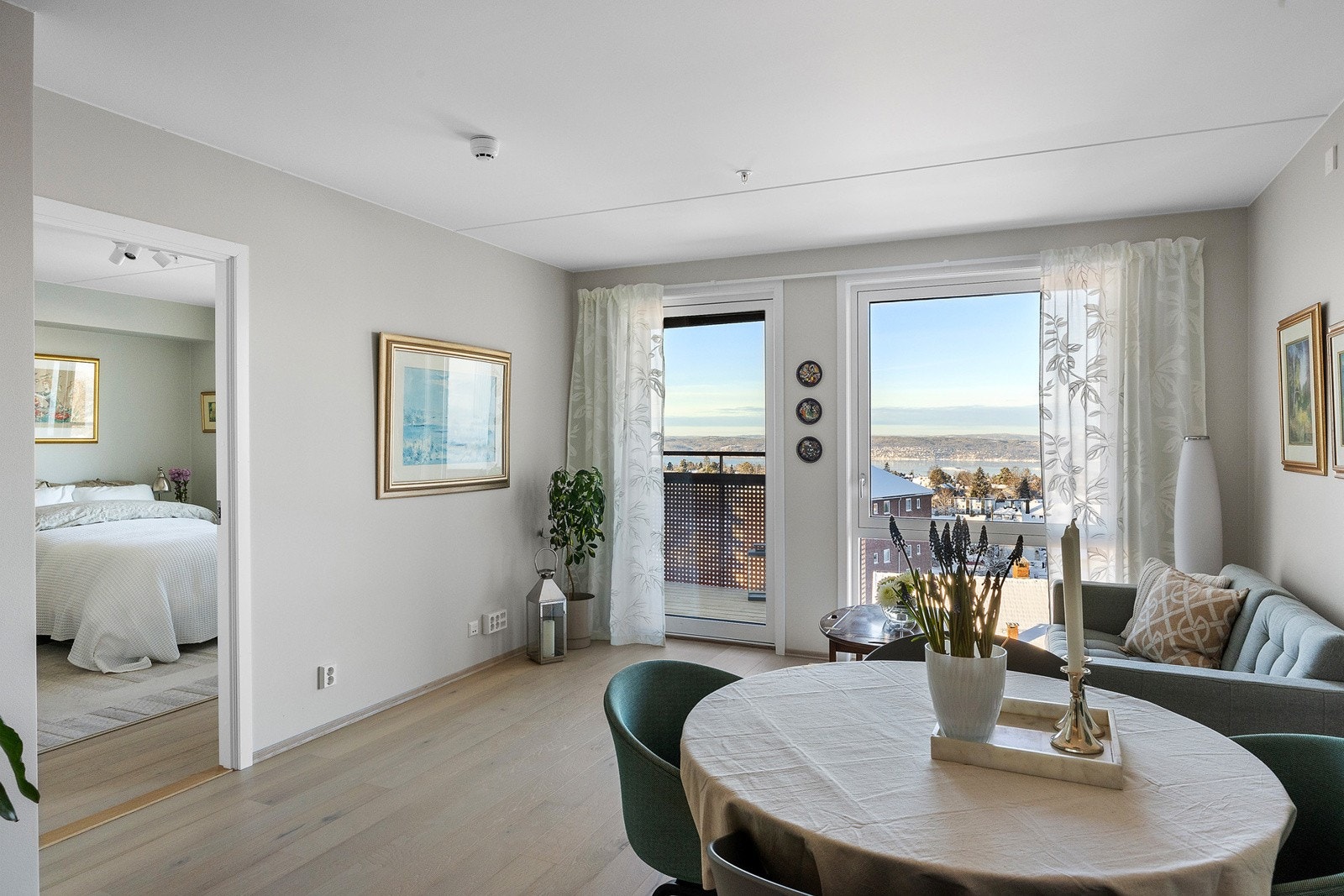 Stue med 1-stavs eikeparkett på gulv, og malte veggoverflater. Galleribilde