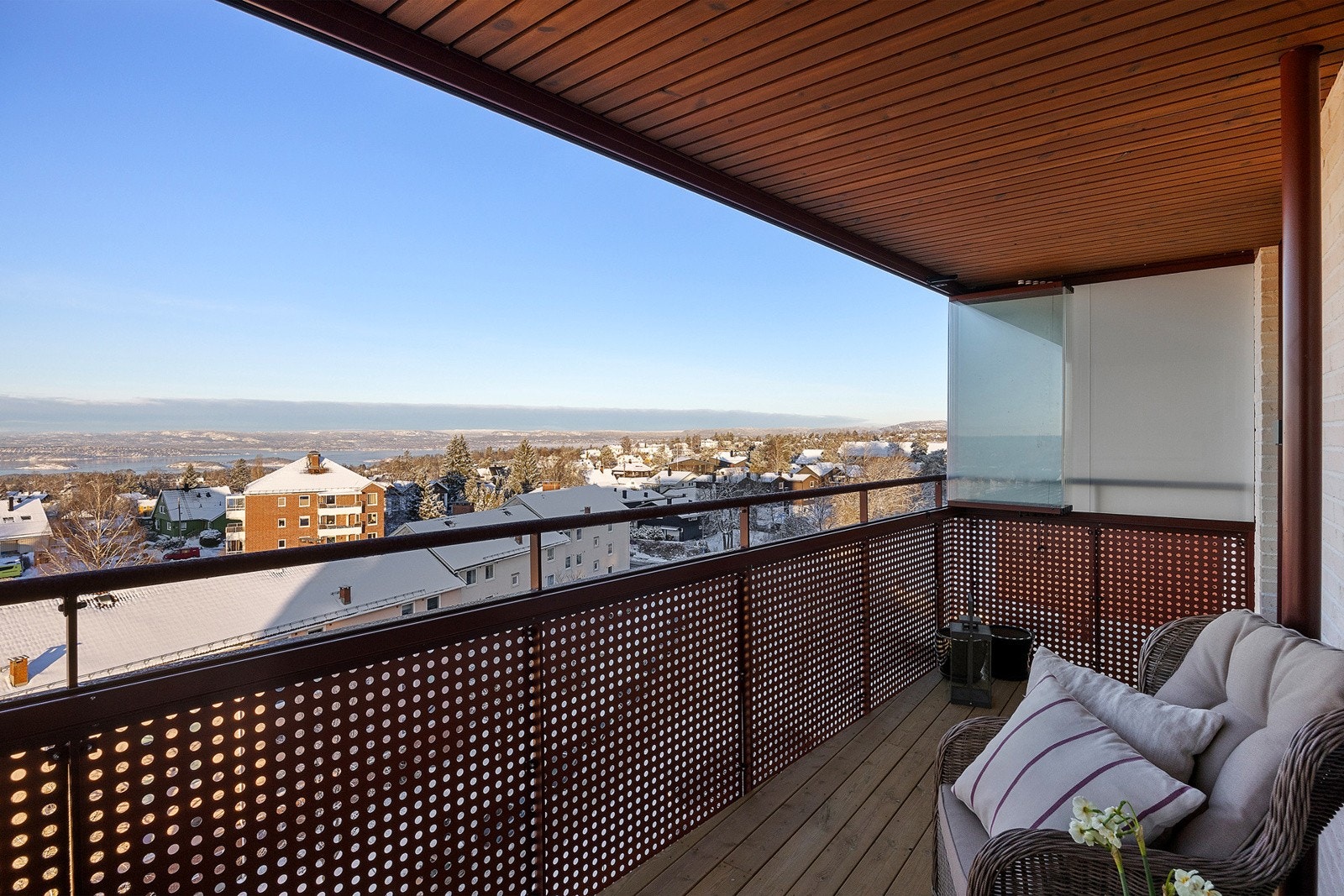 Innglasset balkong med flott utsikt. Galleribilde