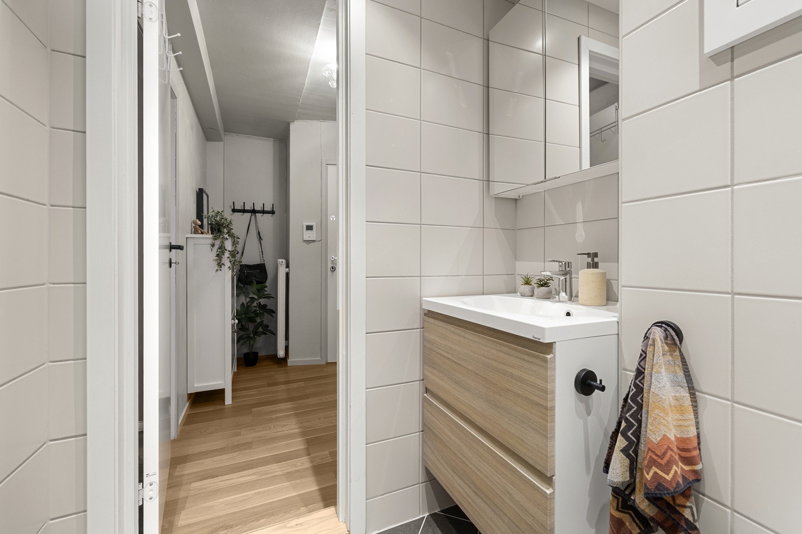 Badet er funksjonelt innredet med servant med underskap og opplegg for vaskemaskin. Galleribilde