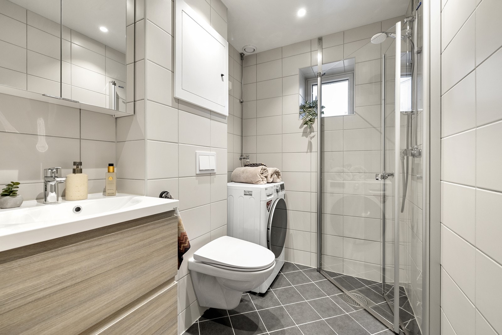 Badet ble totalrehabilitert i 2018 i regi av borettslaget og har elektriske varmekabler. Galleribilde