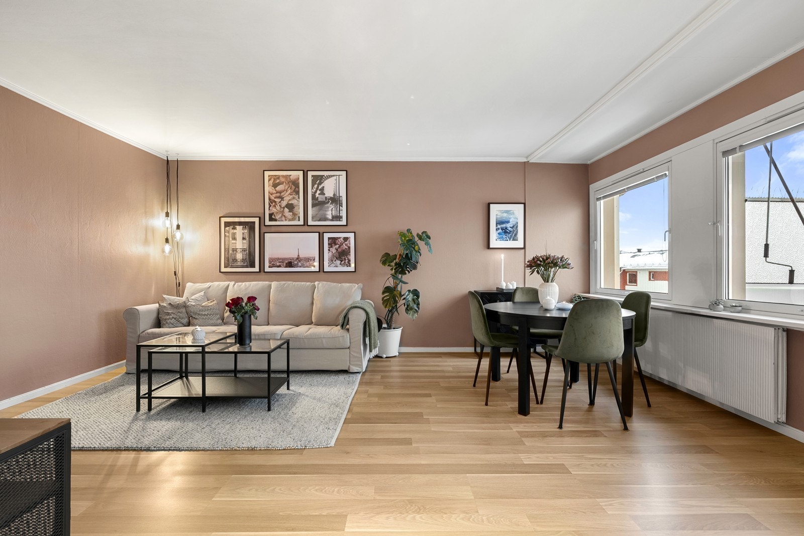 Gjennomgående laminatgulv og malte veggflater skaper en enhetlig stil. Galleribilde