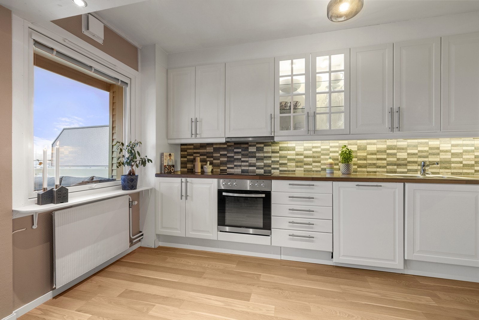 Over kokesonen er det en ventilator med kullfilter. Galleribilde