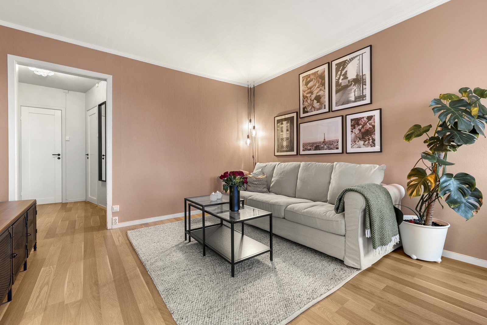 Oppvarming med fjernvarme via radiatorer og varmtvann er inkludert i felleskostnadene. Galleribilde