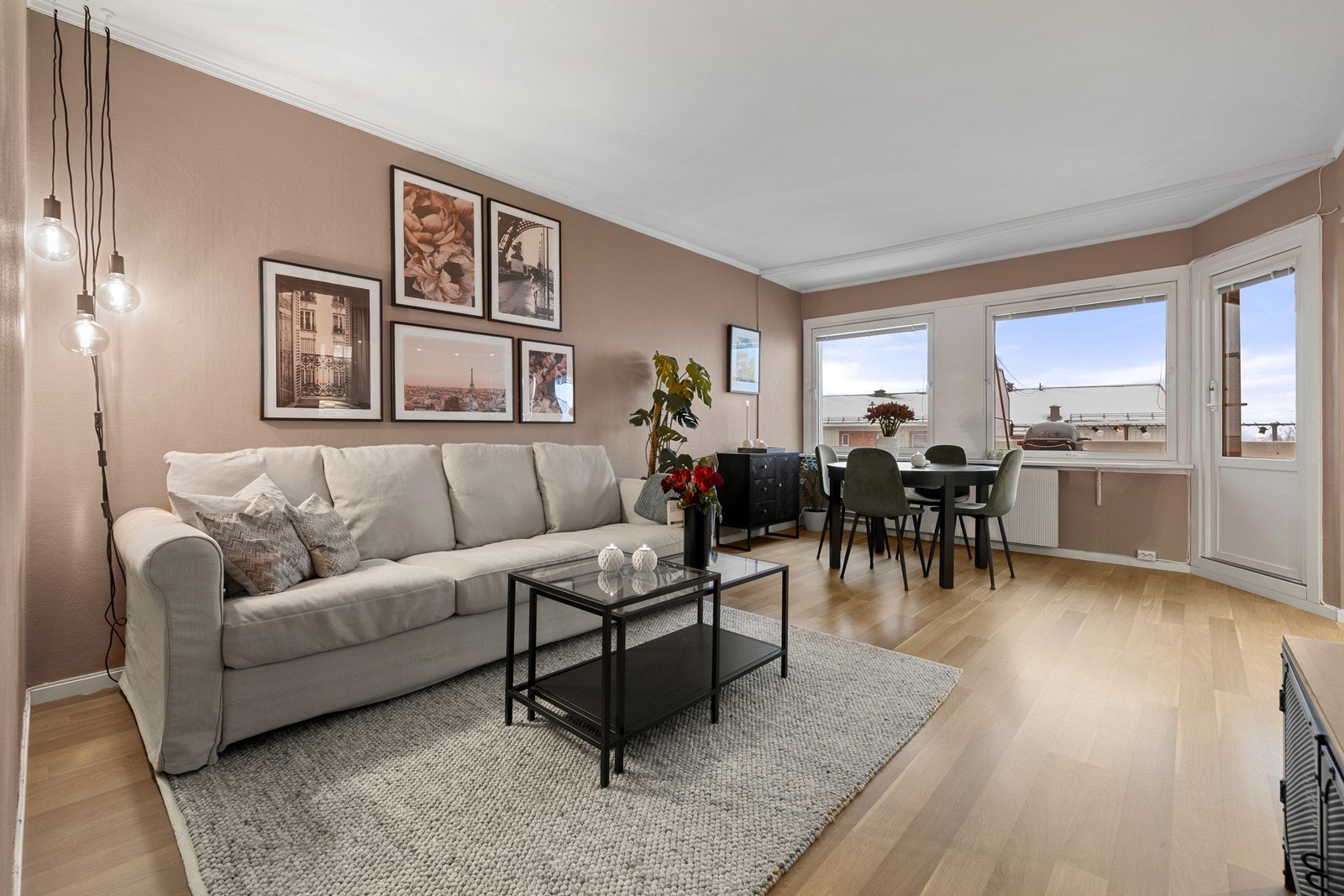 Stuen er et lyst og luftig allrom med plass til både sofagruppe og spisebord. Galleribilde