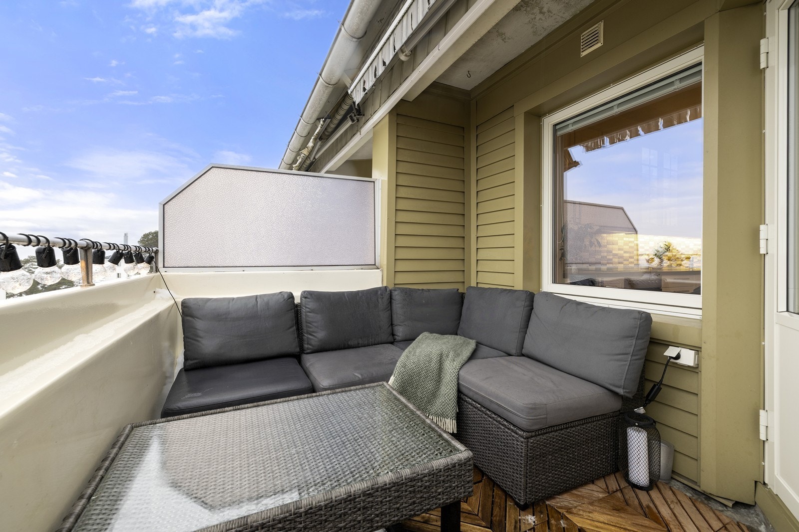 Den sydvestvendte balkongen på 7 m² har god plass til en sittegruppe. Galleribilde