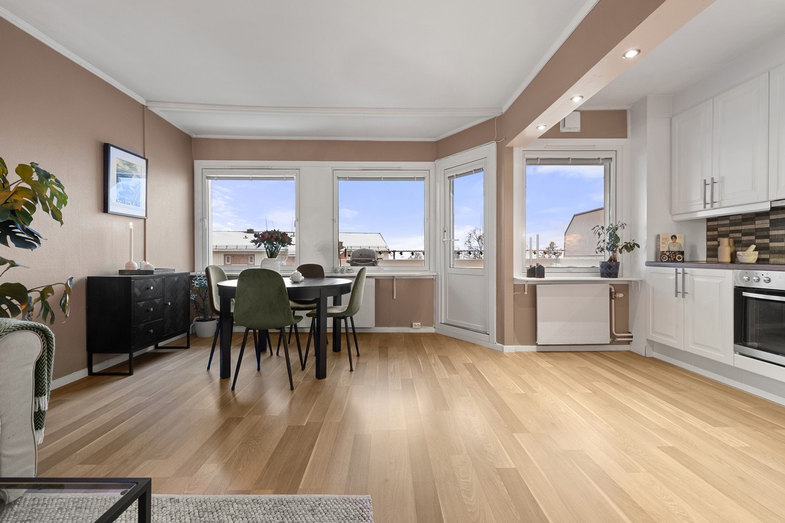 Lys og arealeffektiv topp- og endeleilighet med en åpen og sosial planløsning. Galleribilde