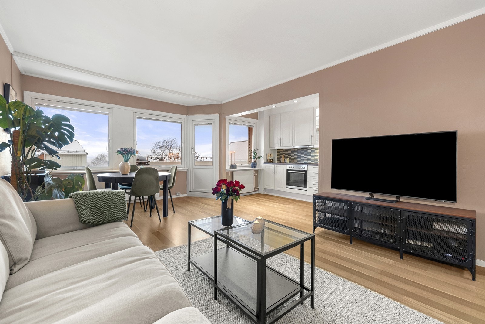 Velkommen til Løypeveien 2A H0401! Presentert av Emilie Bertine og Kimberly! Foto: Mads Petter Karlsen Galleribilde