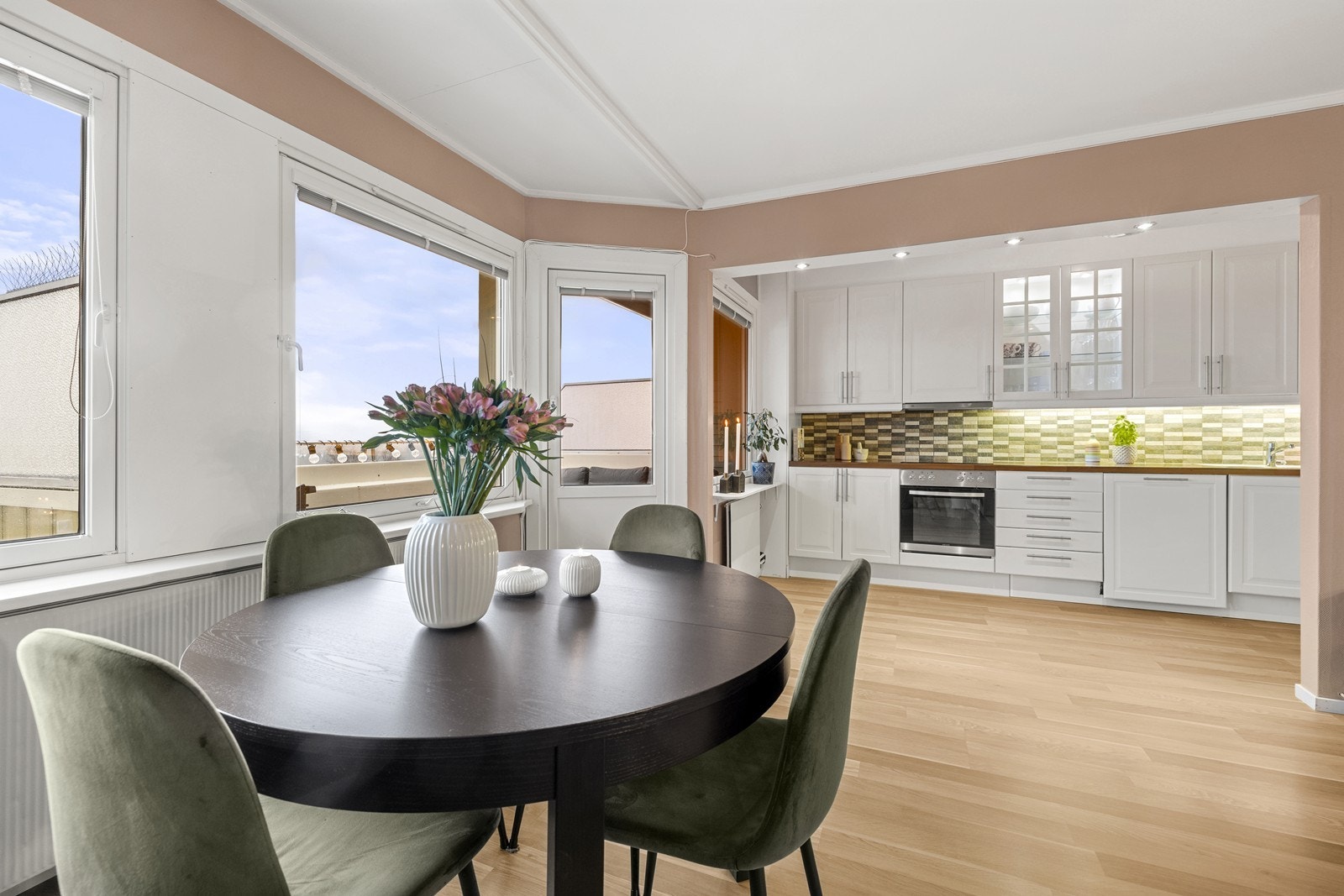 Fra stuen er det direkte utgang til den sydvestvendte balkongen. Galleribilde