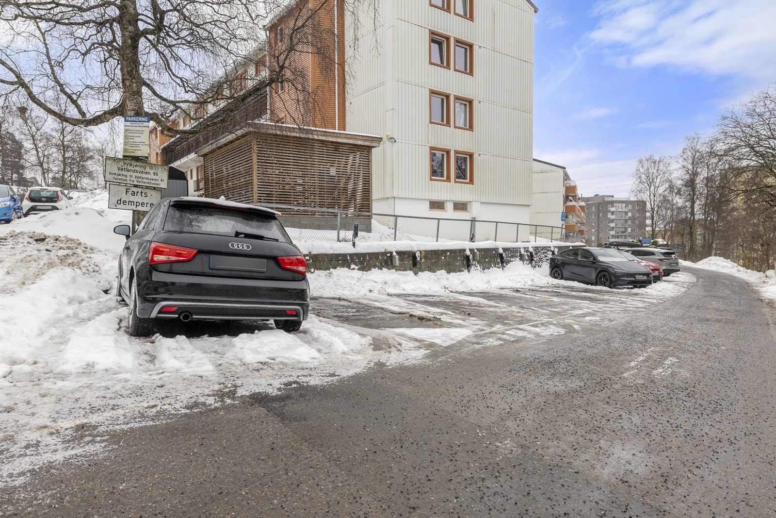 Kollektivtilbudet er godt, med kort vei til Oppsal T-banestasjon med linje 2 og 3. Galleribilde