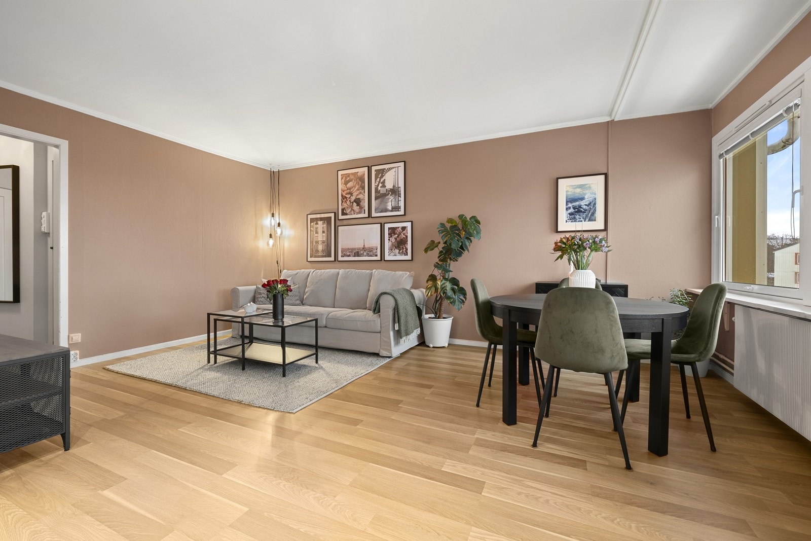 Leiligheten er jevnlig vedlikeholdt, og veggene i stuen ble malt i 2021. Galleribilde