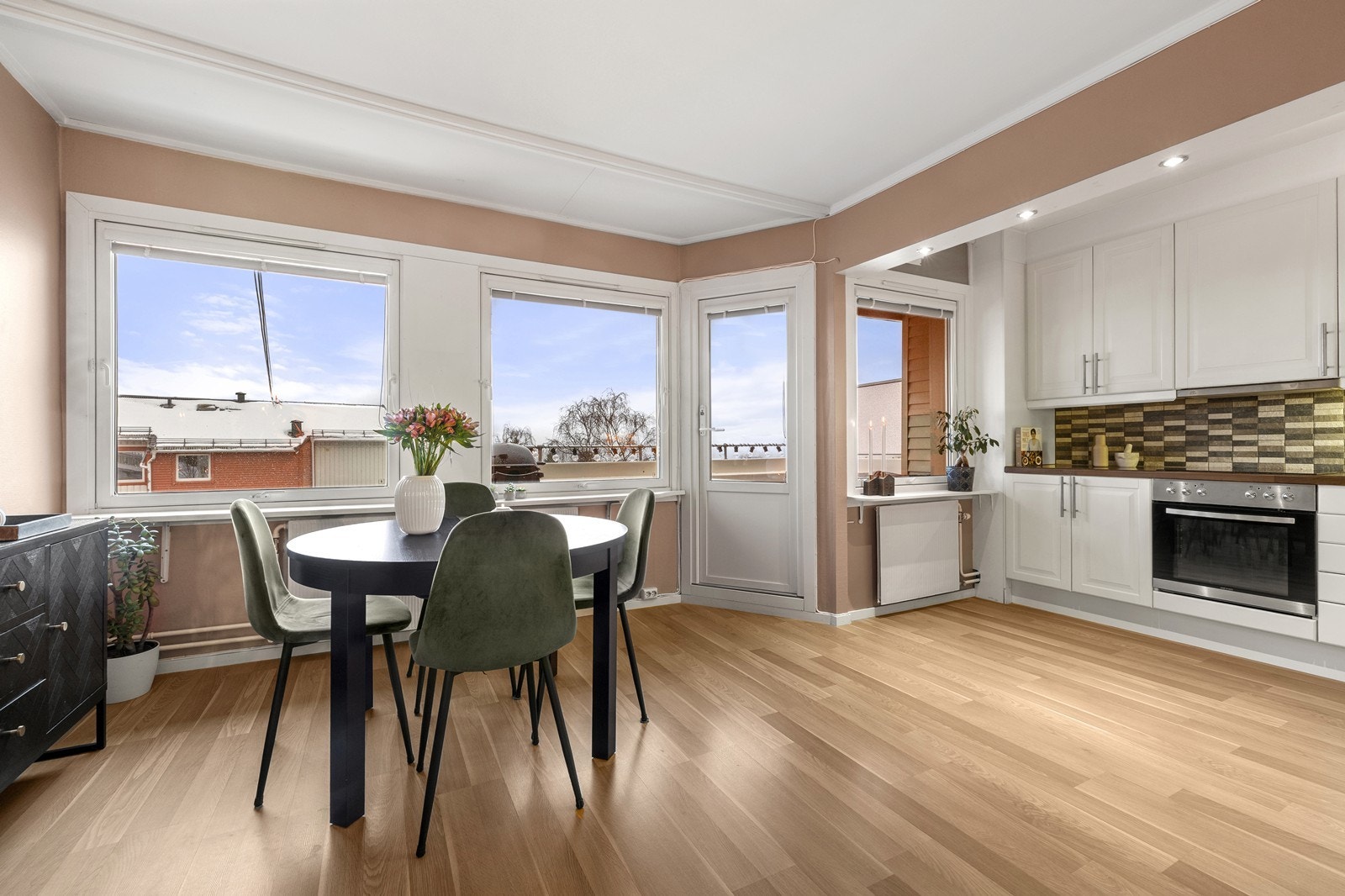 Spiseplassen er et naturlig bindeledd mellom stue og kjøkken. Galleribilde