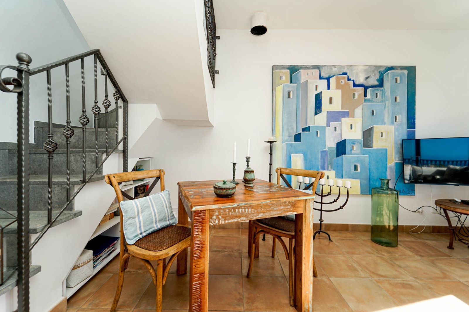 Spisebord og treppe op til Takterrassen Galleribilde