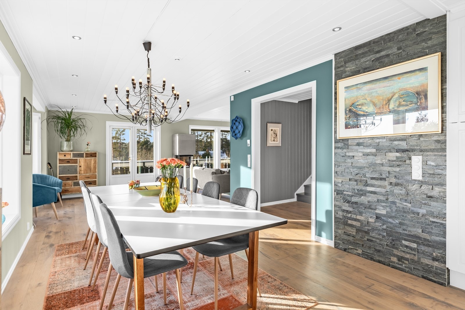 I 1. etasje ligger boligens romslige hovedstue, et svært tiltalende oppholdsrom som sammen med kjøkkenet og den store terrassen utenfor danner hjemmets naturlige samlingspunkt. Galleribilde