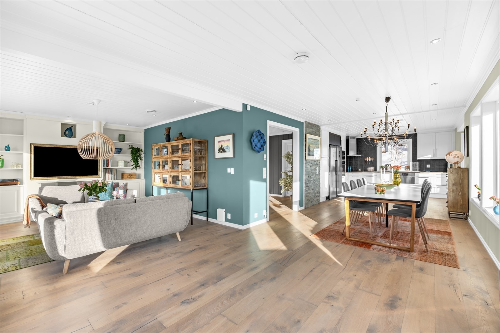 Kjøkkenet ligger i åpen løsning mot stuen og fremstår som lyst, velholdt og trivelig. Galleribilde