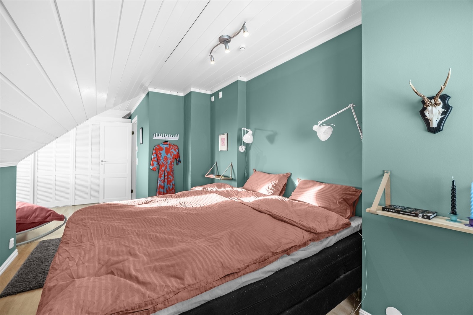 Hovedsoverommet i 2. etasje er ekstra romslig og har stor skyvedørsgarderobe. Galleribilde