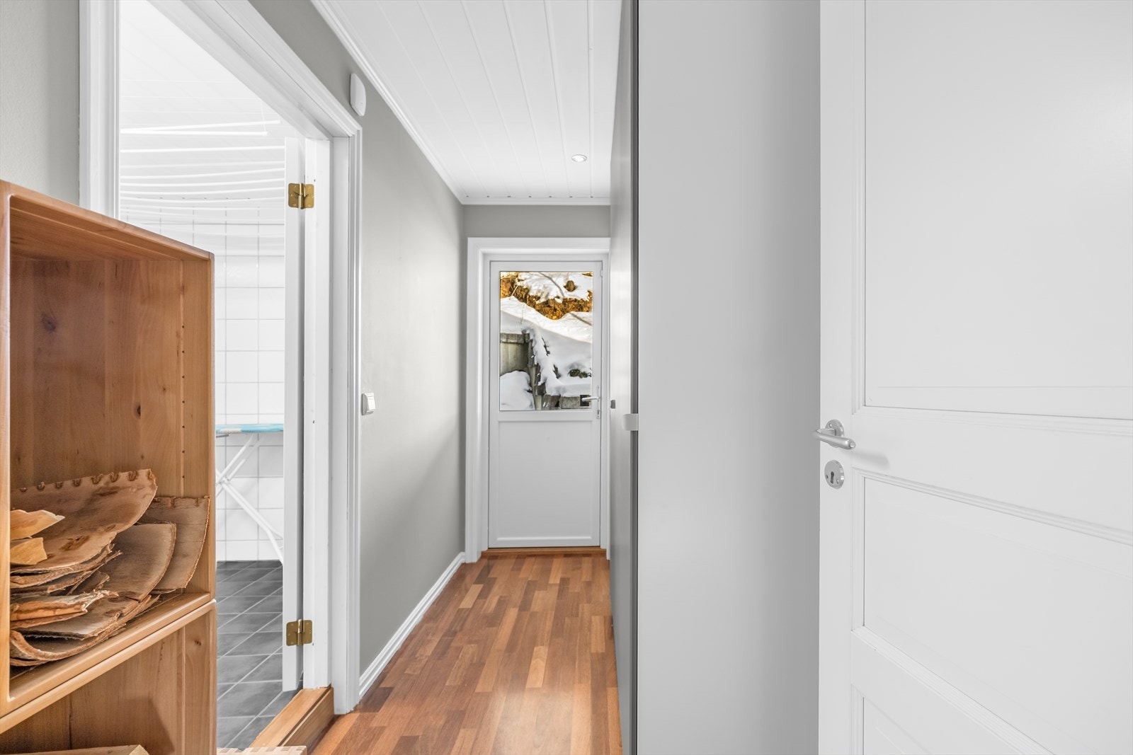 De fleste av boligens vegger er malt i løpet av perioden 2022 og 2025 Galleribilde