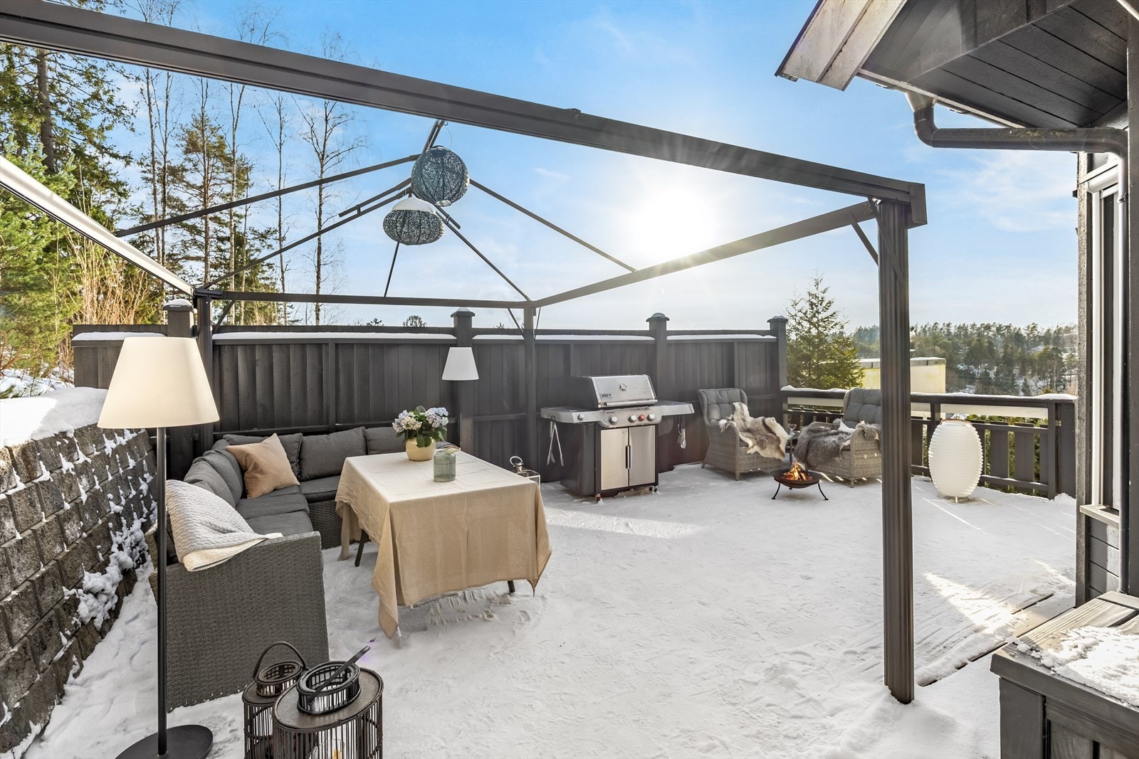 Langsiden av terrassen ligger mot sør. Galleribilde