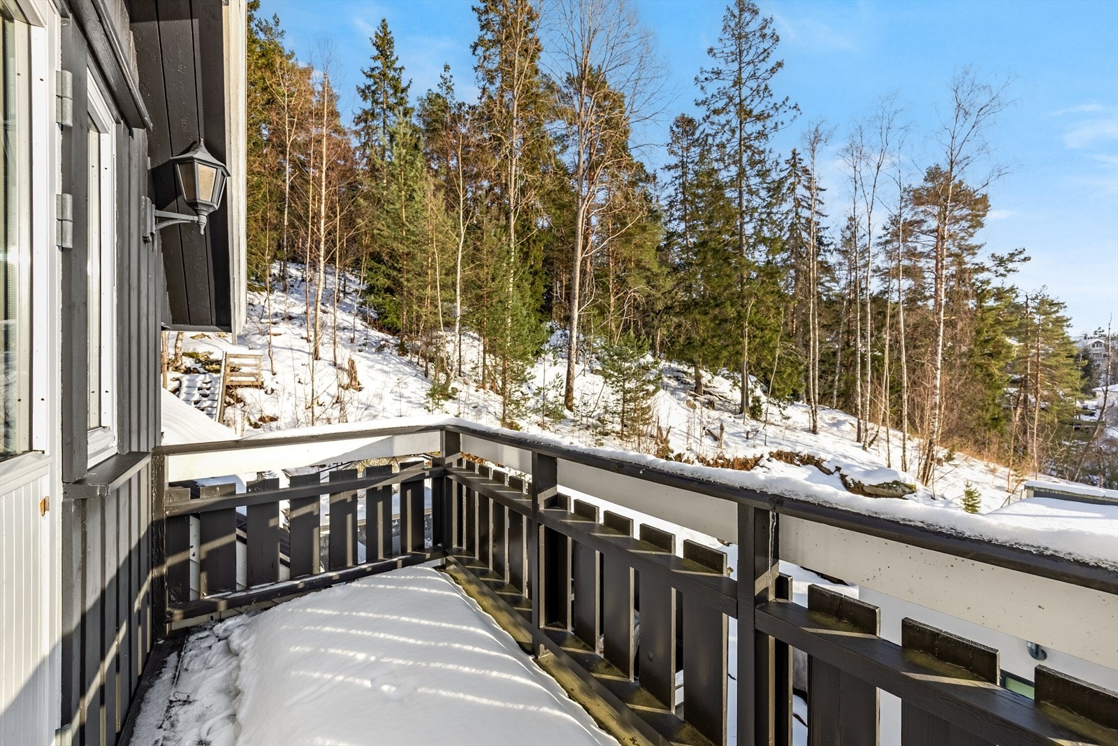Fra soverommet er det utgang til en solrik balkong på ca 5 kvm hvor nydelige omgivelser kan nytes. Galleribilde