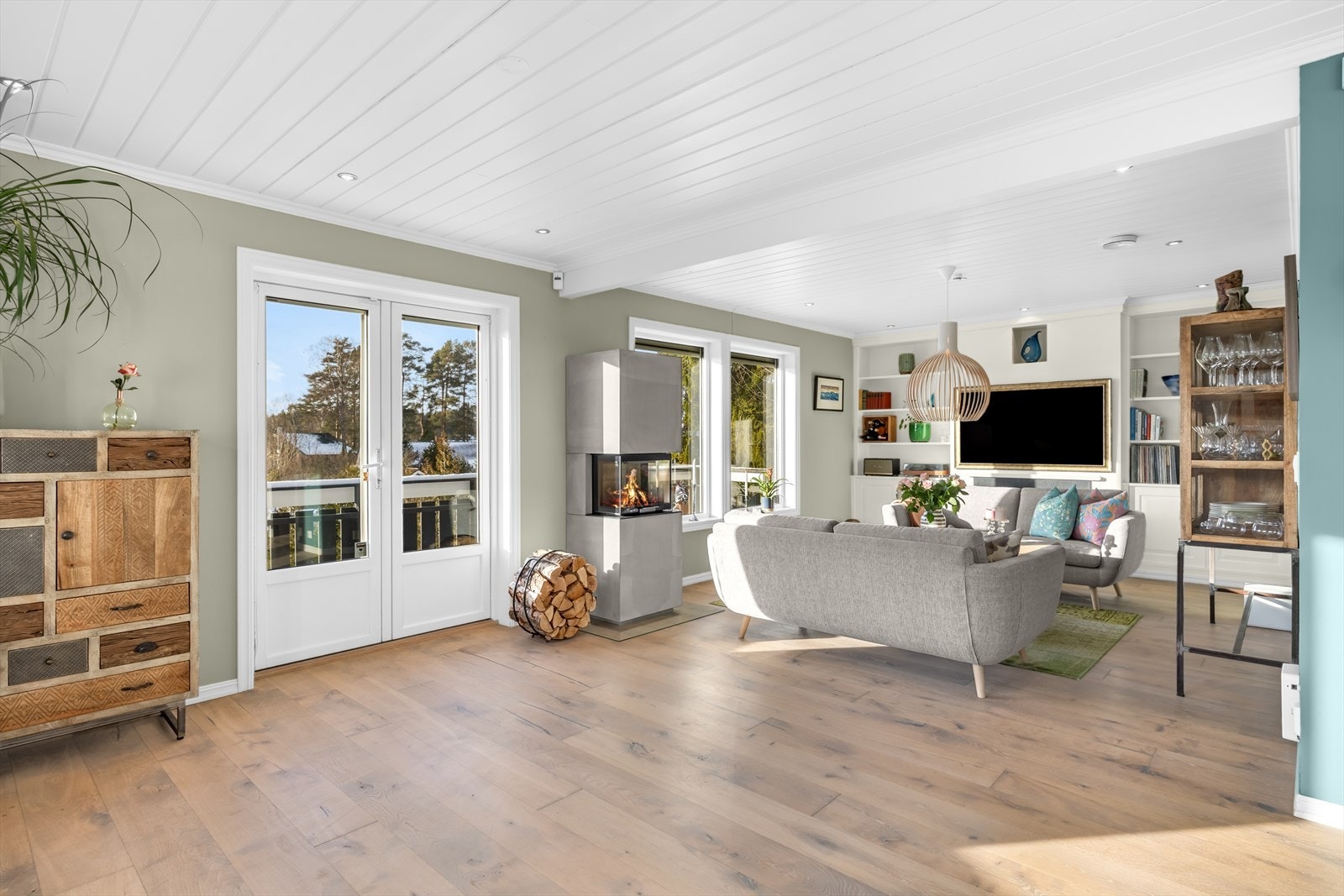 Peisovnen som er ny i 2024 blir som et smykke i rommet, og føyer seg flott inn i den øvrige utførelsen. Galleribilde