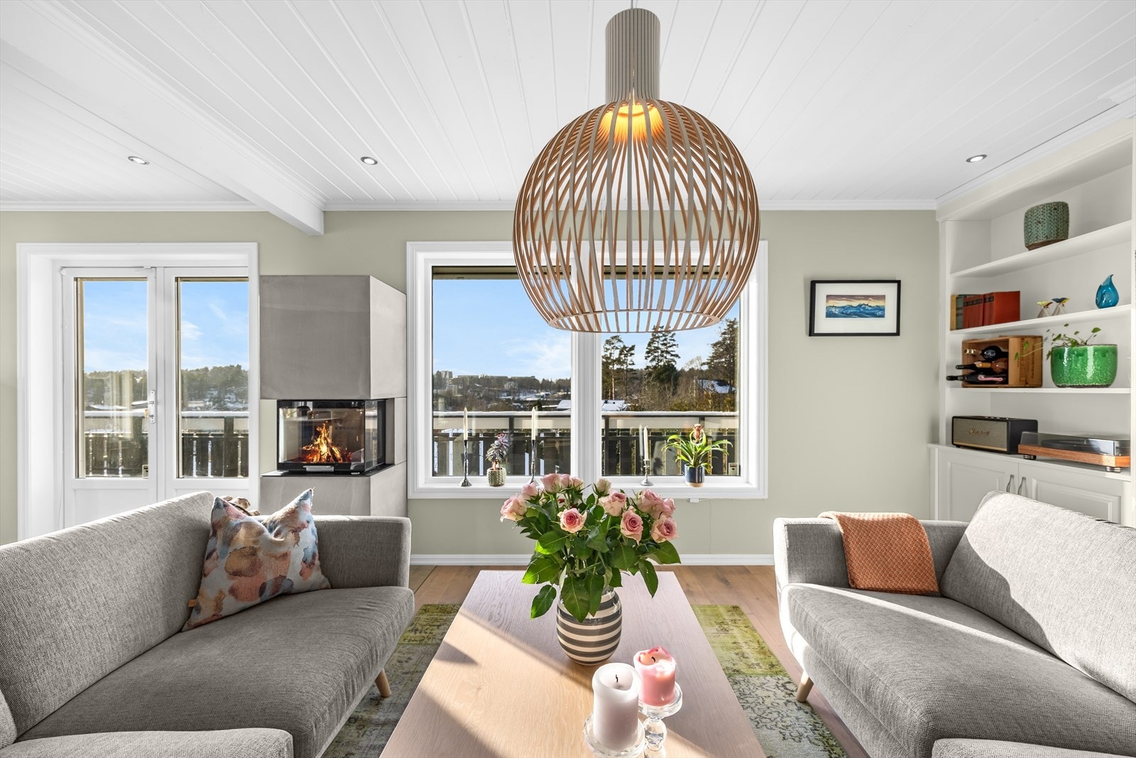 Stuen har parkett med gulvvarme og på vinduene er det montert screens. Galleribilde