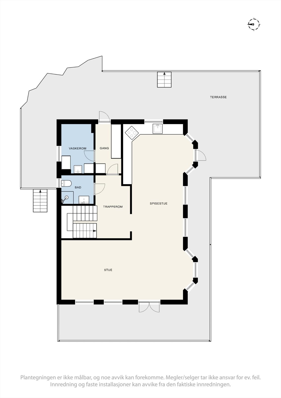 1. etasje. Vedlagte plantegninger gjenspeiler dagens planløsning slik den fremtår i dag og er i strid med godkjente byggetegninger/godkjent bruk. Se punkt "Ferdigattest/Brukstillatelse" i salgsoppgaven. Galleribilde