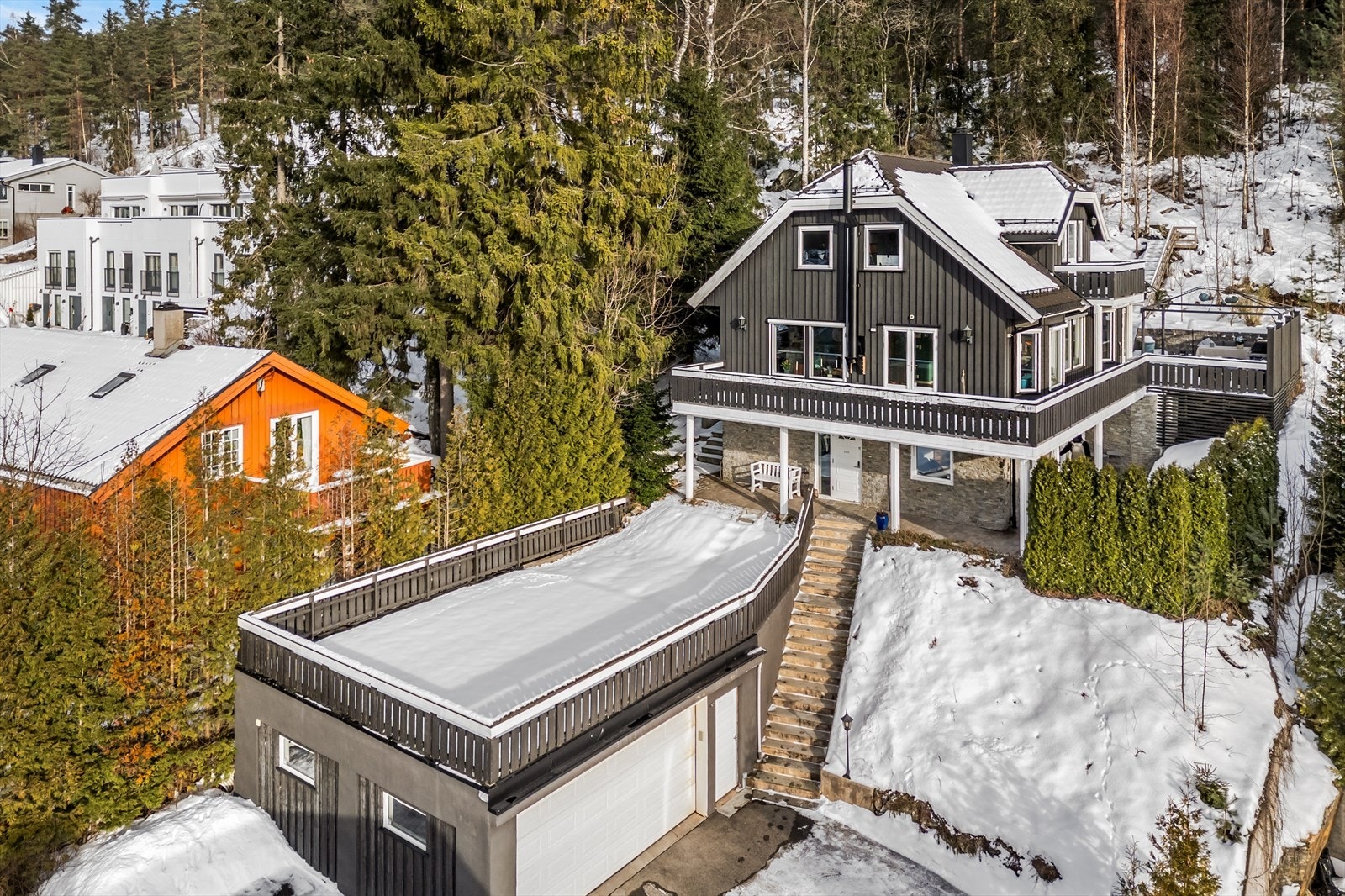 En særdeles hyggelig og innholdsrik enebolig over 3 plan i et attraktivt og barnevennlig område inntil marka. Galleribilde