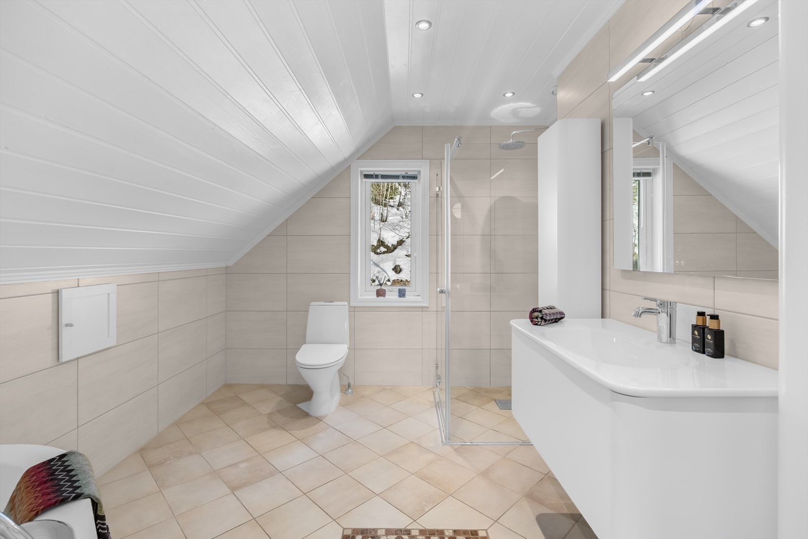 Badet har innfellbare, veggmonterte dusjvegger og dusj direkte på gulv med termostat batteri. Galleribilde