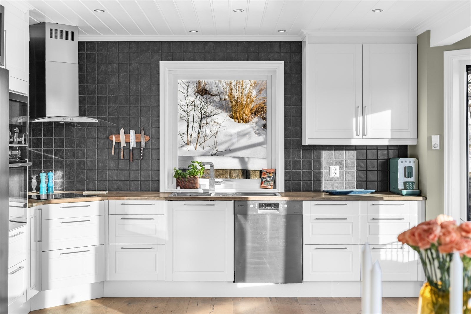 Kjøkkeninnredningen har glatte/profilerte fronter, benkeplater i heltre, rustfri oppvaskkum med avrenningsplate og uttrekkbart blandebatteri. Galleribilde