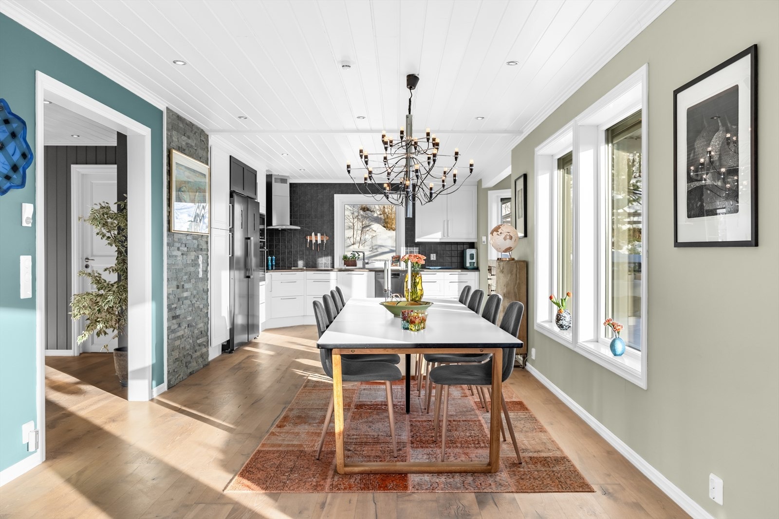 Innredningen som går helt opp til taket gir kjøkkenet et gjennomført uttrykk og innbyr til smakfull matlaging og hyggelige spisestunder. Galleribilde