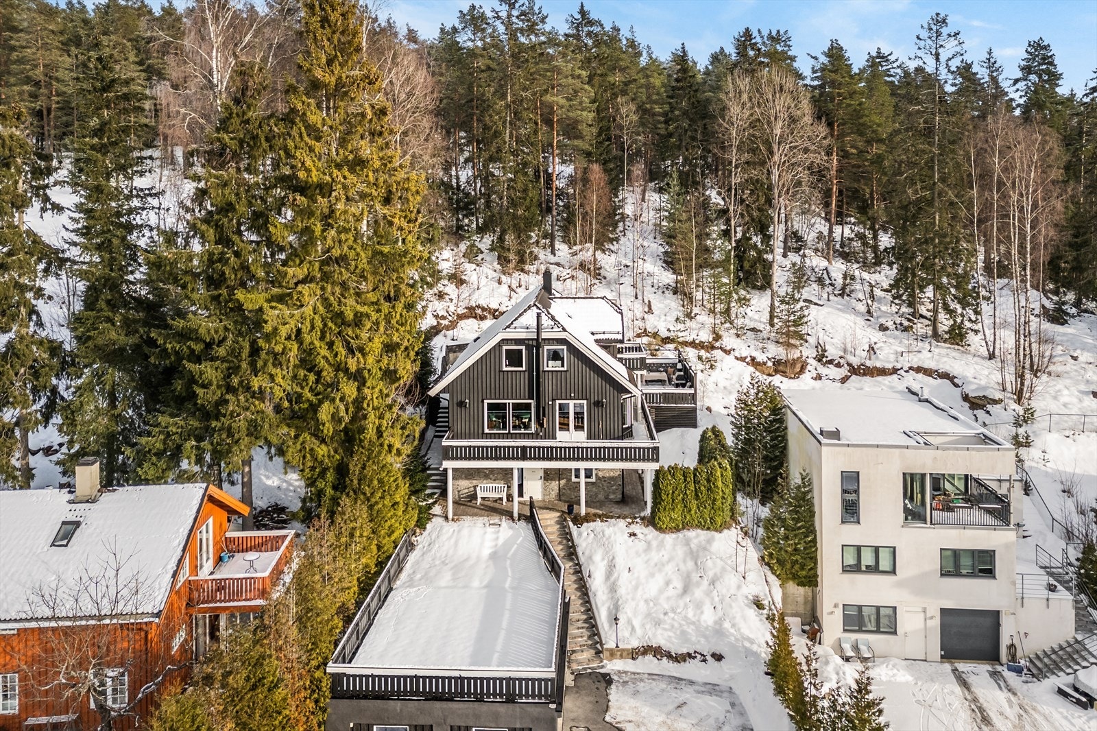 Dobbelgarasje og parkering på egen tomt. I Dalssvingen er det noen muligheter for gratis gateparkering ihht skilting.
To plasser i egen garasje, 1 elbil-lader. Ytterligere 1 plass ved siden av garasje og evt foran garasjeport. Galleribilde