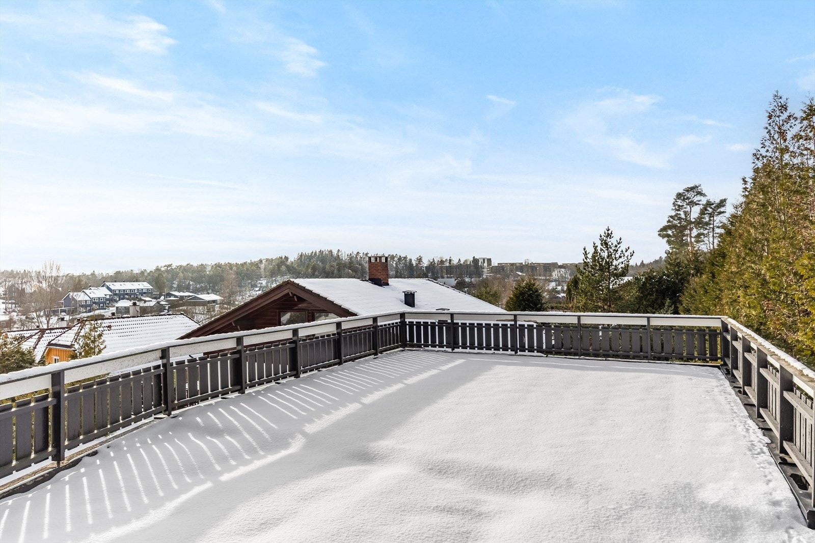 Uteområde over garasjen - vinter Galleribilde