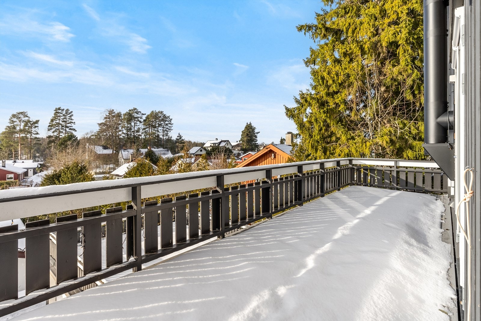 I 2024 ble det installert peis med utvendig pipe (Proff Peis AS) Galleribilde