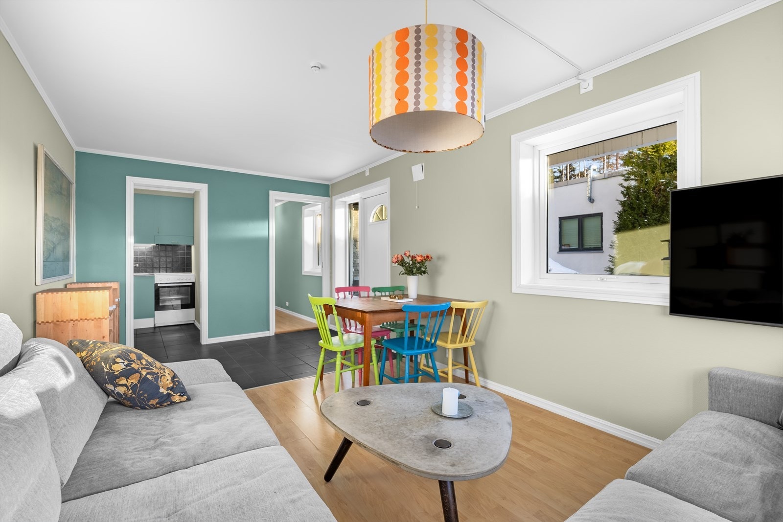 Romslig stue med plass til sofa og spisebord. Galleribilde