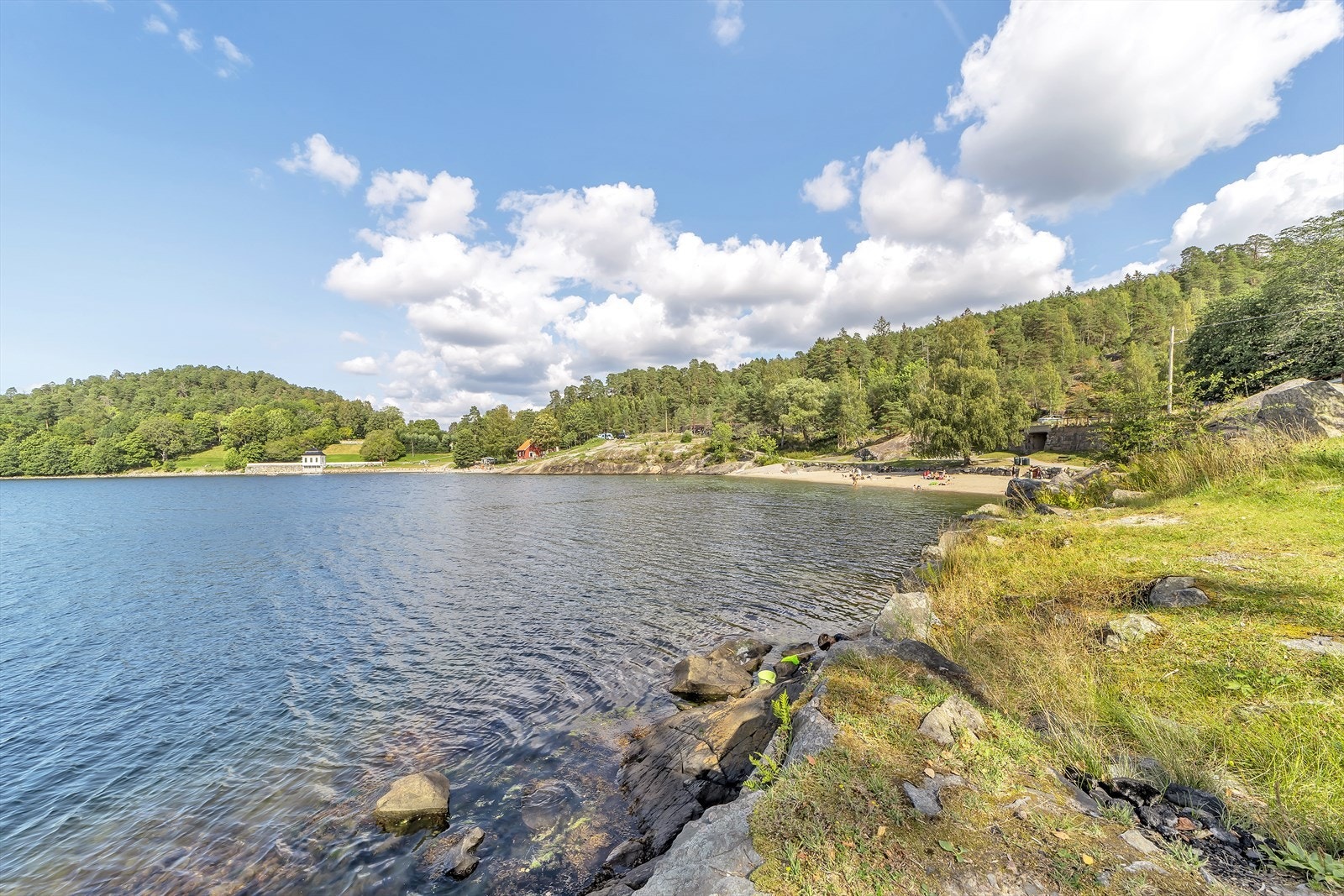 Kort sykkel- eller kjøretur unna finner man flere strender som bl.a. populære Hvervenbukta. Galleribilde