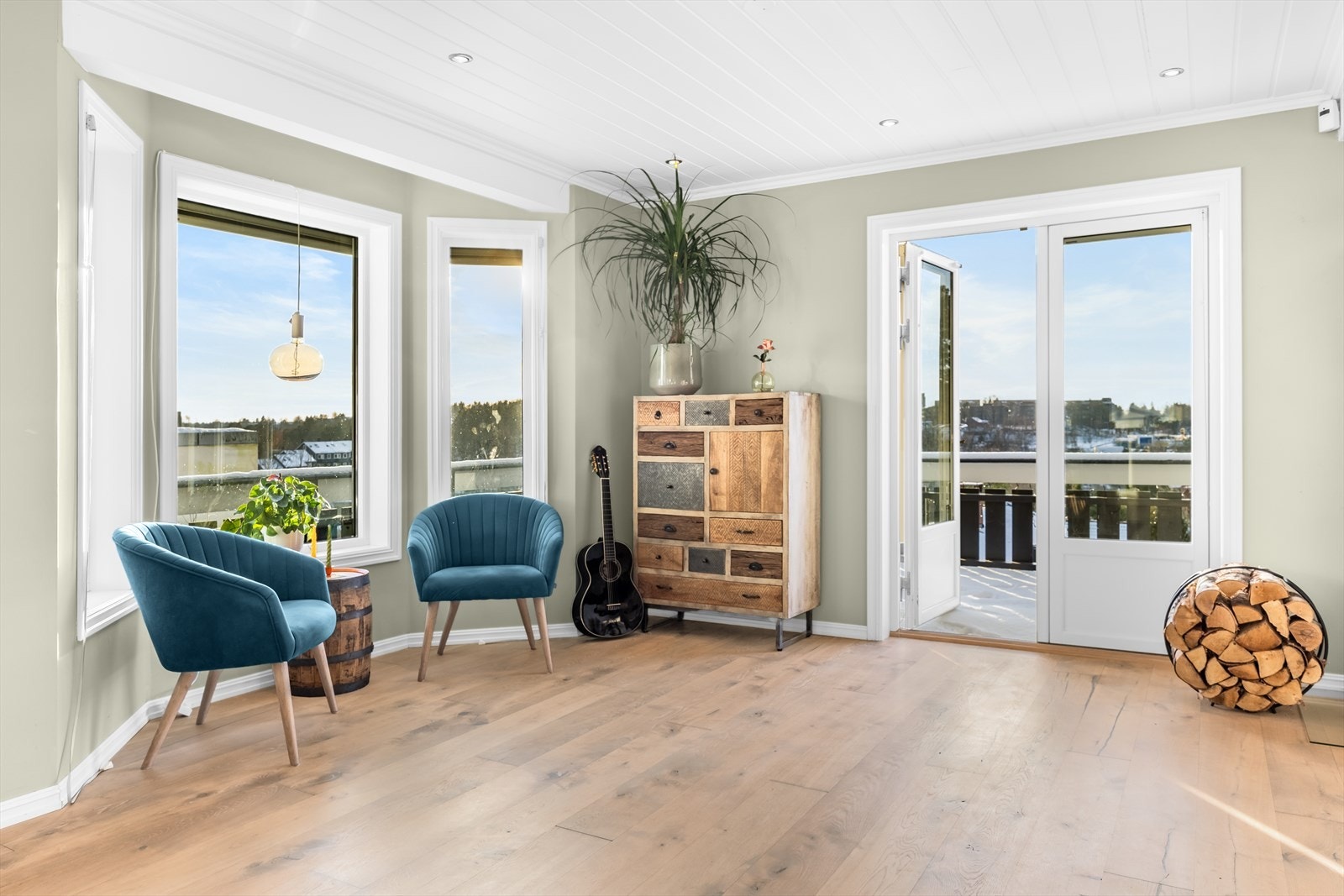 Fin plass til sittegruppe ved vinduet. Galleribilde