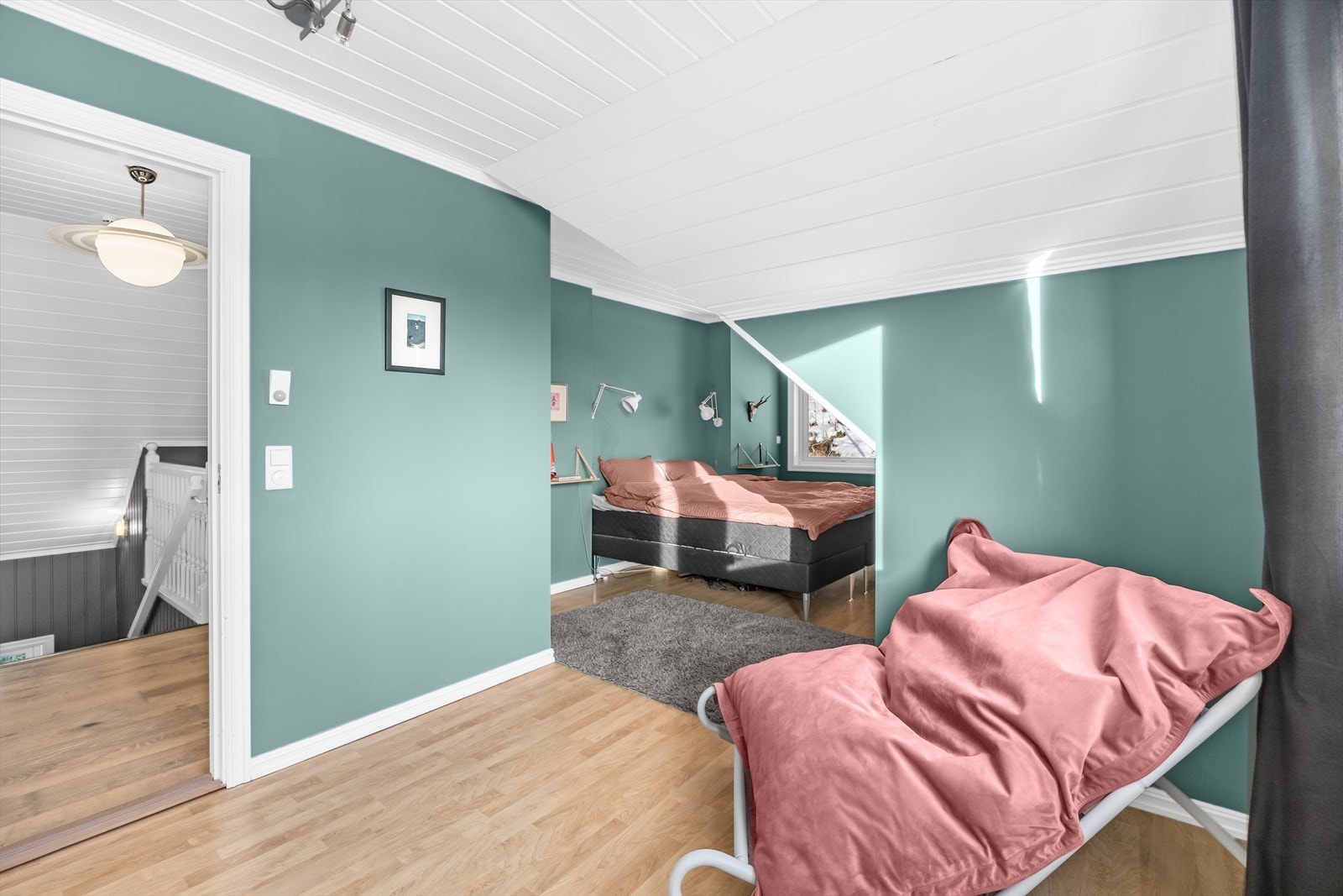 Her er det god plass til stor dobbeltseng og tilhørende møblement. Galleribilde