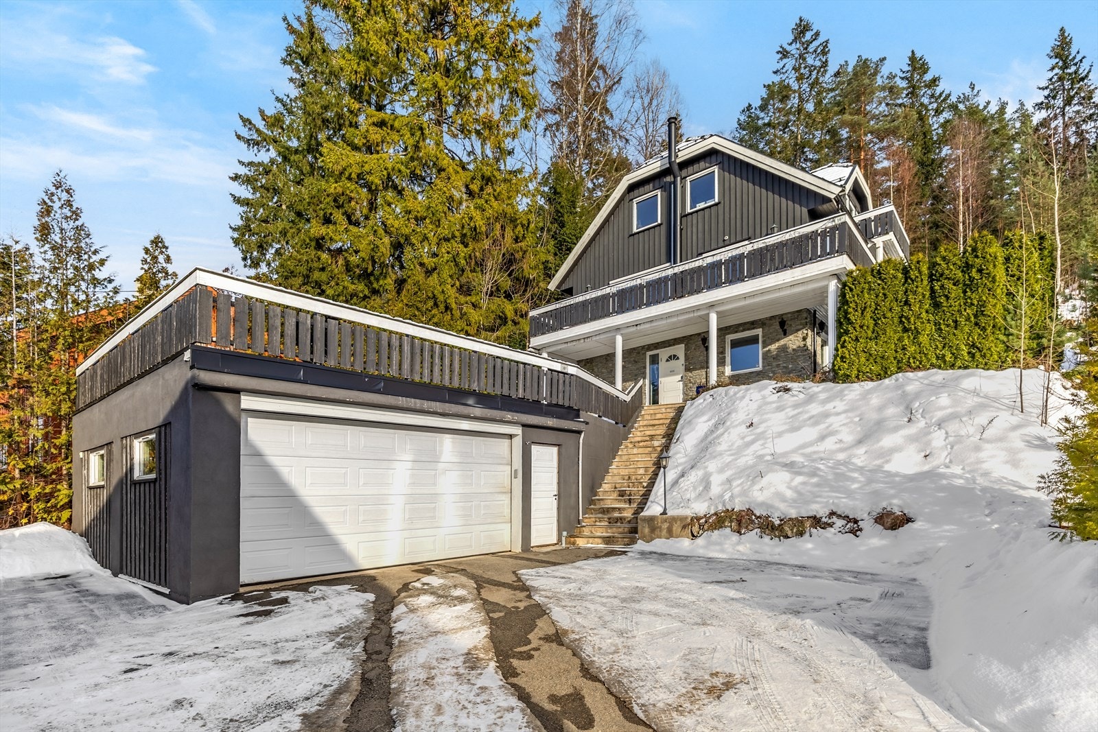 Boligen har dobbelgarasje på ca. 43 kvm, opprinnelig byggemeldt som carport. Galleribilde