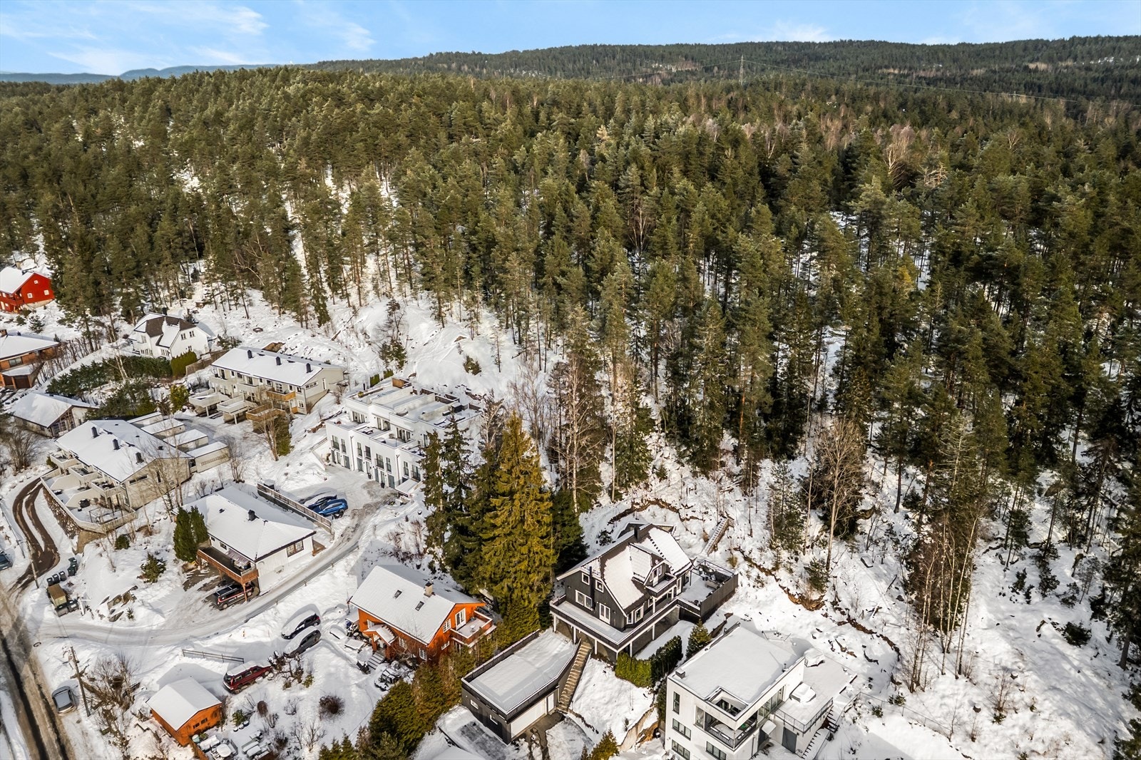 Det er tur og sykkelstier (både grus og sti) sommerstid og opplyste skiløyper som starter 100m fra huset! Dronebilde om vinteren. Galleribilde