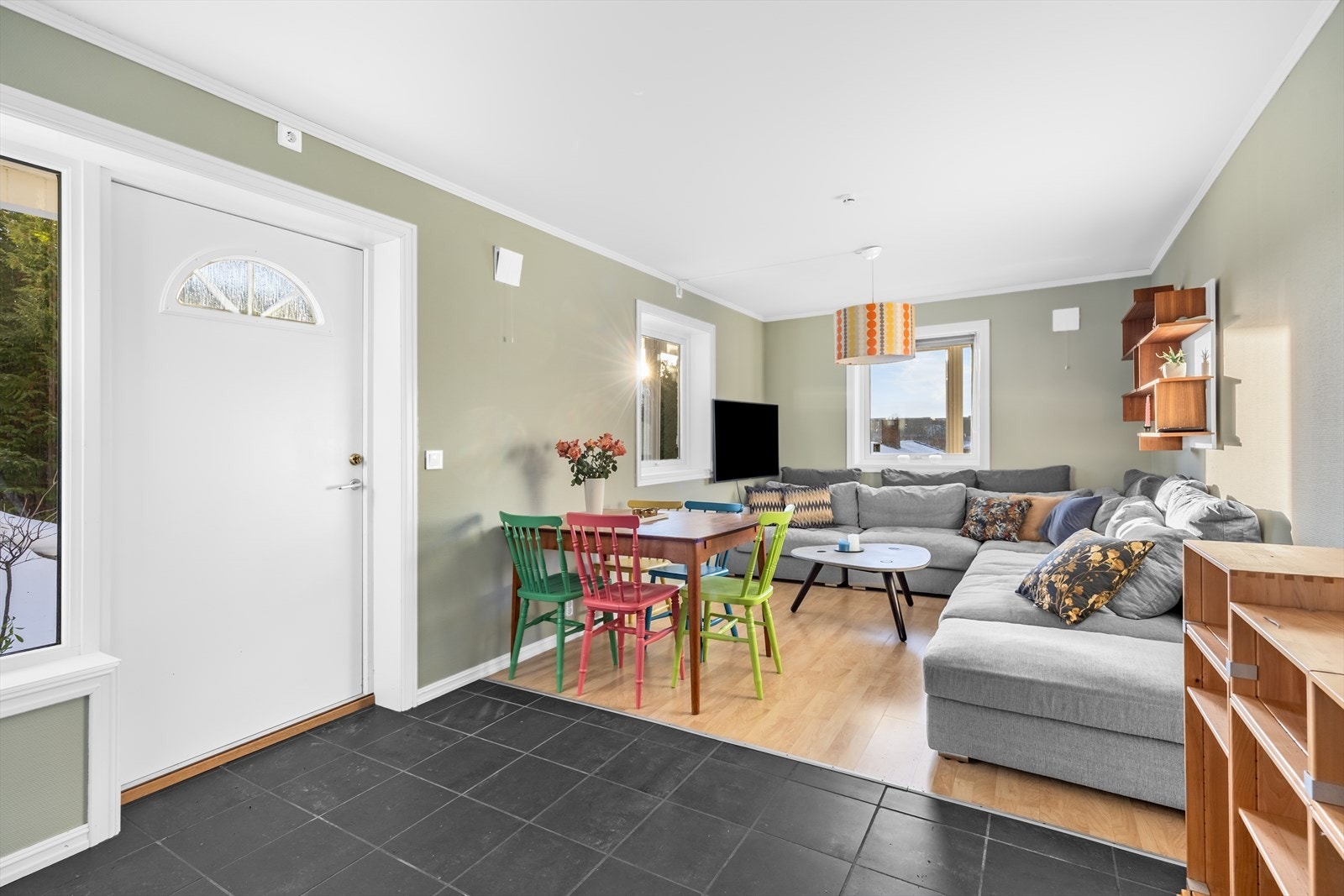 Delen består av stue, kjøkken og bad, der inngangen er i stuen. Galleribilde