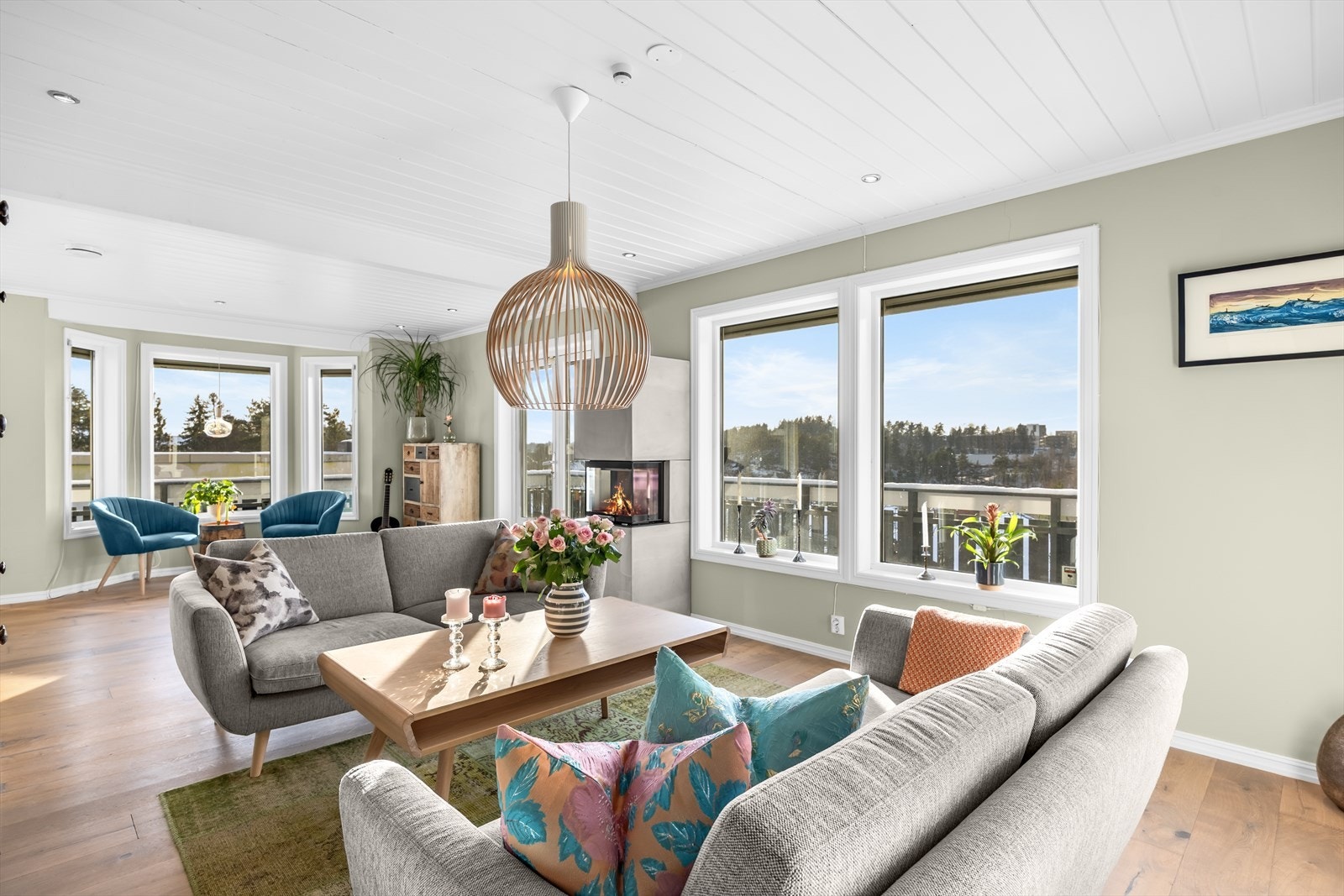 Romslig og innbydende stue og spisestue med mange møbleringsmuligheter. Her kan en innrede etter ønske med TV-krok og ønsket møblement; mulighetene er mange. Galleribilde