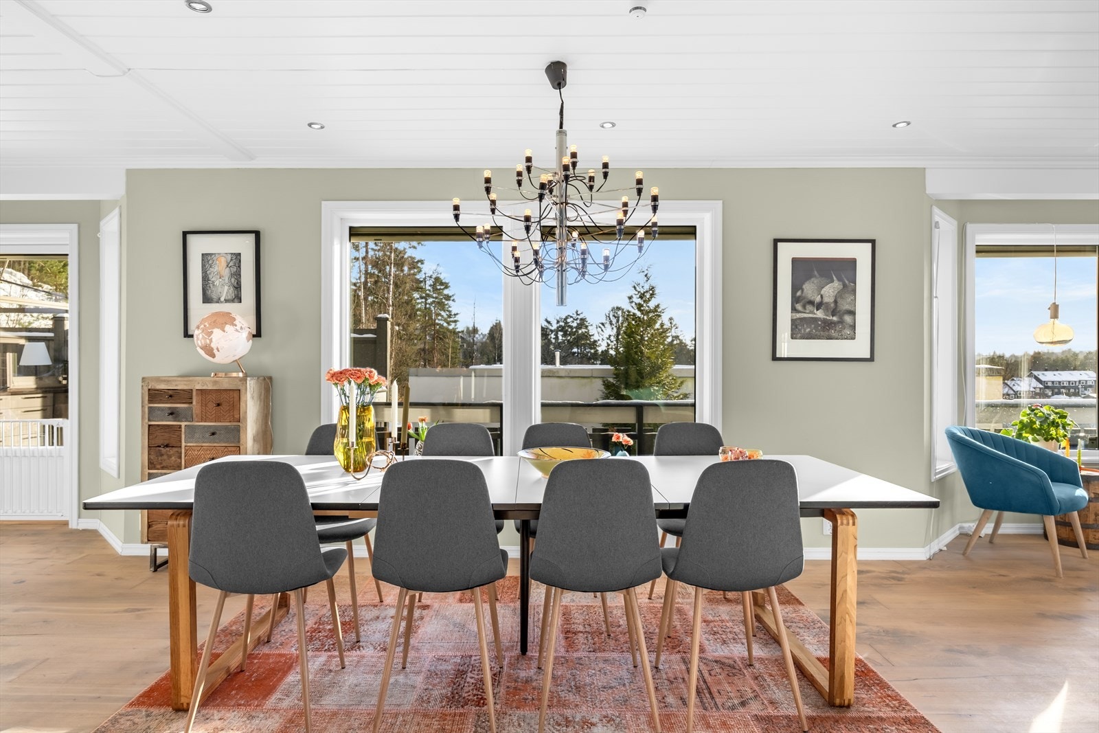 Det er god plass til et langt spisebord i overgangen mellom kjøkken og stue, og det er direkte utgang til terrassen fra kjøkkendelen. Galleribilde