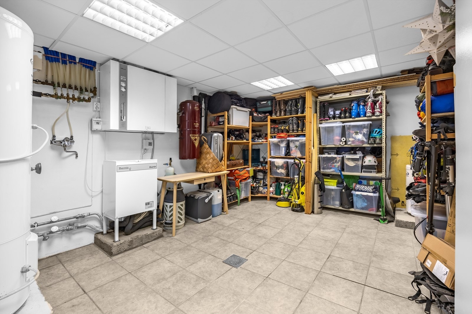 Teknisk rom - Boligen er oppvarmet med vannbåren gulvvarme. Bergvarmeanlegg og to varmtvannsberedere på 116Log 287L er plassert inne i teknisk bod som også tilbyr lagringsplass. Galleribilde