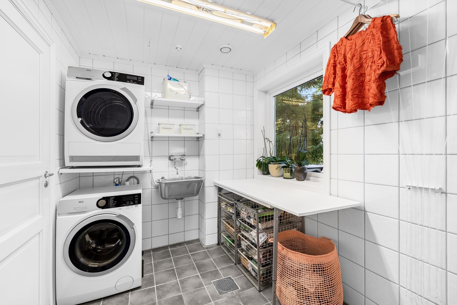 Vaskerommet ligger plassert i hovedetasjen. Rommet er flislagt med grå gulvfliser med vannbåren varme og hvite veggfliser. Det er utslagsvask og opplegg for vaskesøyle. Et drømmerom å ha for alle familier! Galleribilde